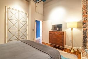 80 LEX 203 Eclectic Industrial Apt