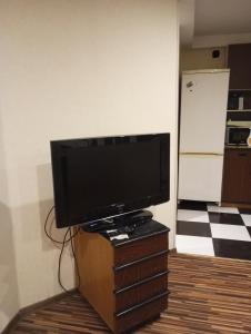 Butas centre šalia pėsčiųjų bulvaro