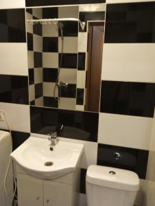 Butas centre šalia pėsčiųjų bulvaro