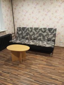 Butas centre šalia pėsčiųjų bulvaro