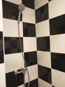 Butas centre šalia pėsčiųjų bulvaro