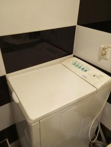 Butas centre šalia pėsčiųjų bulvaro