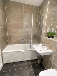 Central Luxury Peaceful Home With Driveway Parking - Cambridge Homehost