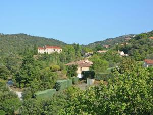 Villas Spacious Holiday Home near River in Le Boulou : photos des chambres