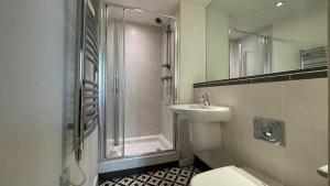 Stratford 2 bedroom Apartment with 2 Bathrooms & Great Links