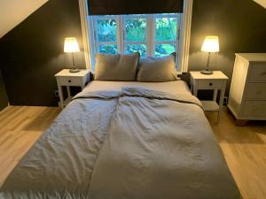 Modern 2 bedroom cottage close to airport and town - sleeps 8