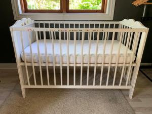 Modern 2 bedroom cottage close to airport and town - sleeps 8