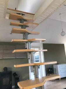 Modern 2 bedroom cottage close to airport and town - sleeps 8