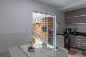 2 suítes e churrasqueira a 500m da Praia do Sul