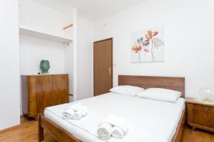 Apartments by the sea Postira, Brac - 739