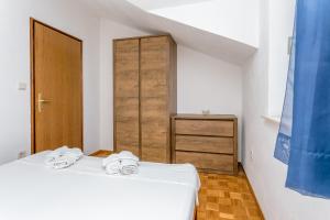 Apartments by the sea Postira, Brac - 739