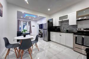 Blue Lounge - Downtown - Lafontaine Park