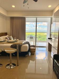 CB1242 | Estudio moderno con diseño natural y piscina