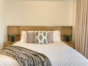 CB1242 | Estudio moderno con diseño natural y piscina