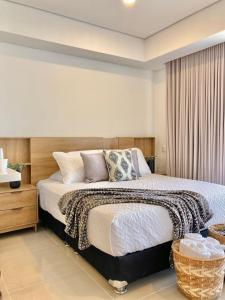 CB1242 | Estudio moderno con diseño natural y piscina