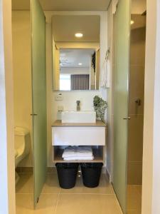 CB1242 | Estudio moderno con diseño natural y piscina