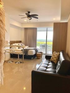 CB1242 | Estudio moderno con diseño natural y piscina