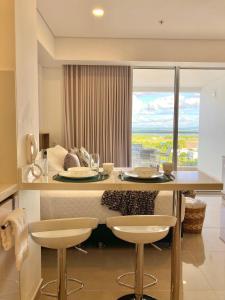 CB1242 | Estudio moderno con diseño natural y piscina