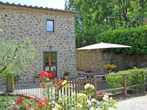 Five-Bedroom Holiday Home room in 12 Person Holiday Home in Cortona with Private Swimming Pool