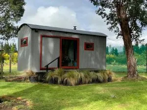 Waiata Shepherds Hut- Off Grid retreat - Springs Junction