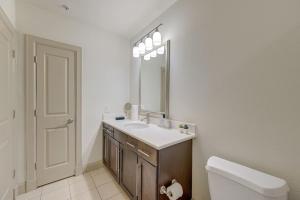 Spacious 1BR near NRG Pool, Free Wi-Fi & Parking