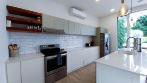 Casa Arribada- Bright 4Br House 5-min walk to Beach, Pool, BBQ