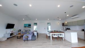 Casa Arribada- Bright 4Br House 5-min walk to Beach, Pool, BBQ