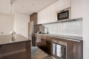 Luxury 2-Bedroom Penthouse Downtown with Free Parking