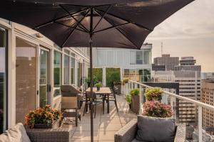 Luxury 2-Bedroom Penthouse Downtown with Free Parking
