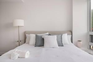 Luxury 2-Bedroom Penthouse Downtown with Free Parking