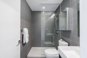 Luxury 2-Bedroom Penthouse Downtown with Free Parking