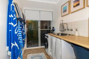 Town Central, walk to the beach