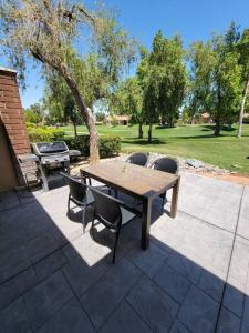 Upscale mid century on the green w Private Hot Tub