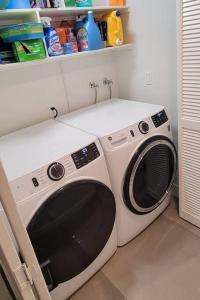 Upscale mid century on the green w Private Hot Tub