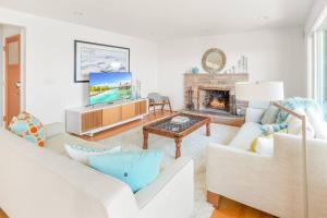 Quintessential Seattle Water Views w HotTub