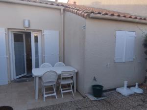 Maisons de vacances Maisonnette avec Terrasse, Parking a 800m de la Plage - FR-1-778-36 : photos des chambres