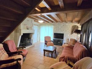 Maisons de vacances Grande Maison de Caractere avec Piscine Privee au Coeur du Vignoble de Bergerac - FR-1-616-128 : photos des chambres