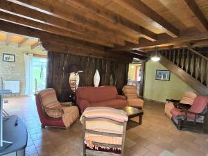 Maisons de vacances Grande Maison de Caractere avec Piscine Privee au Coeur du Vignoble de Bergerac - FR-1-616-128 : photos des chambres