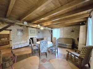 Maisons de vacances Grande Maison de Caractere avec Piscine Privee au Coeur du Vignoble de Bergerac - FR-1-616-128 : photos des chambres