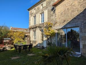 Maisons de vacances Maison de caractere avec jardin, terrasse et equipements famille - Proche plan d'eau et foret - FR-1-653-47 : photos des chambres