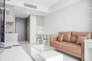 Stunning and Comfy 1BR at Ciputra World 2 Apartment By Travelio
