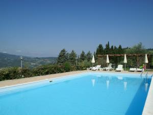Attractive Farmhouse in Tuscany with Swimming Pool