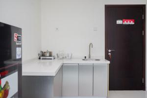 Comfort and High Floor Studio at Brooklyn Alam Sutera Apartment By Travelio