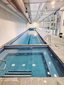 2BD Melbourne Apt Near Vic Market