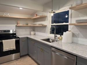 New 2024-Renovated Modern Farmhouse - 4 Bed Top Floor Unit