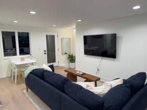 New 2024-Renovated Modern Farmhouse - 4 Bed Top Floor Unit