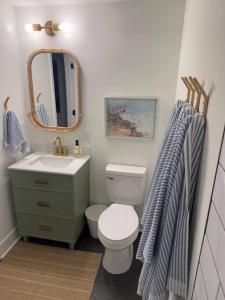 New 2024-Renovated Modern Farmhouse - 4 Bed Top Floor Unit