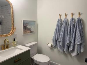 New 2024-Renovated Modern Farmhouse - 4 Bed Top Floor Unit