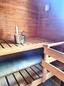 Huvila saunalla ja paljulla Korpilammen rannalla