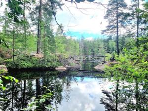 Huvila saunalla ja paljulla Korpilammen rannalla